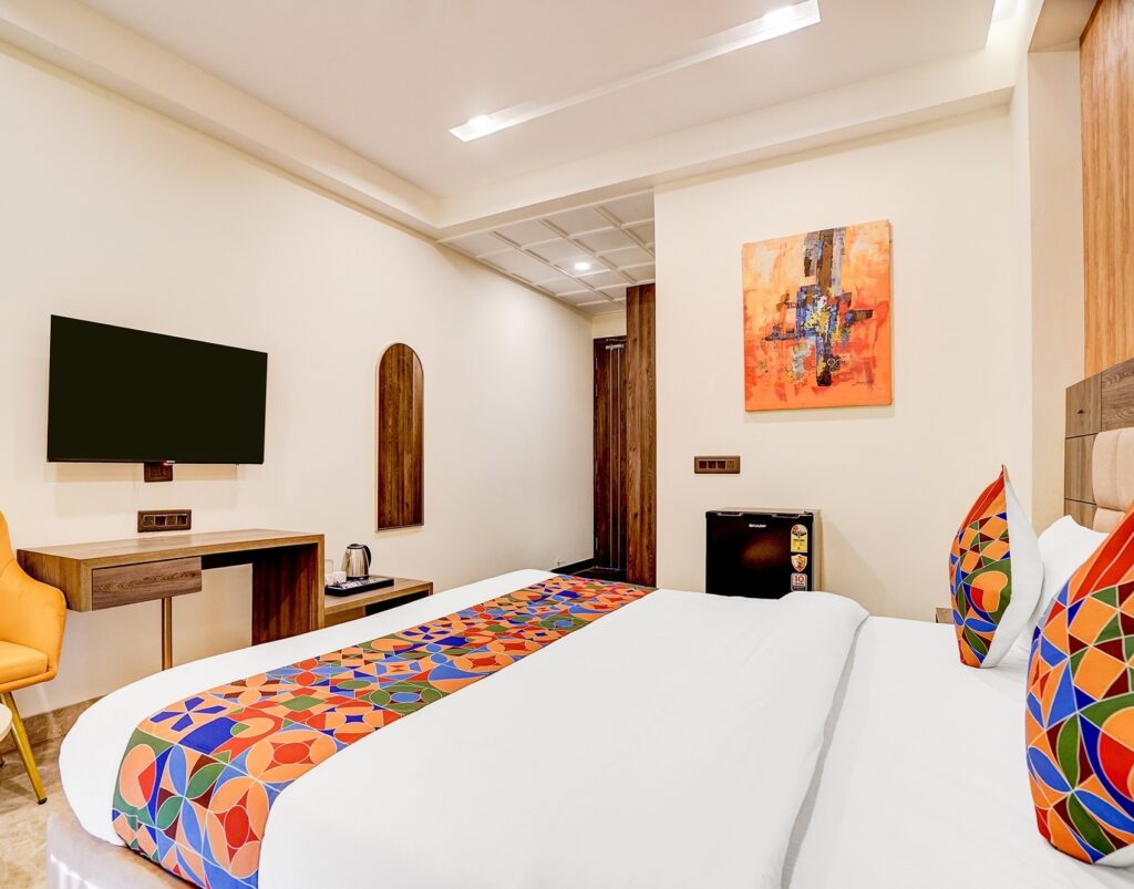 Double bed room with TV and modern amenities